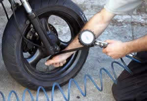 Controllare la pressione degli pneumatici almeno una volta al mese